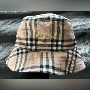 Brand new, never worn Burberry
Panel Archive Check Bucket Hat.